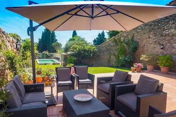 Location de vacances pour 6 personnes, avec terrasse et jardin à Montouliers