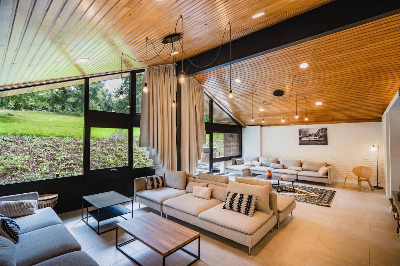 Seven-Bedroom House in Dinant, Regio Namur