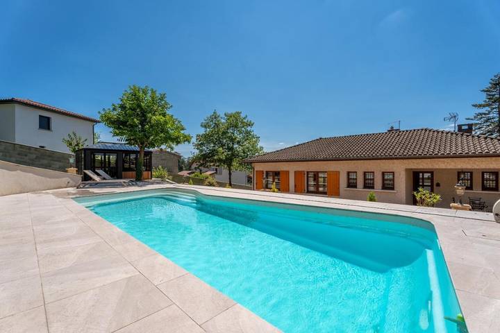Location de vacances pour 8 personnes, avec terrasse ainsi que piscine et jacuzzi dans Le Bois-d'Oingt - 3