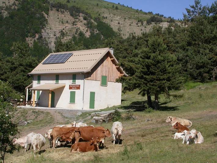 Gîte pour 13 personnes, avec Terrasse ainsi que Jardin et Vue à Auzet