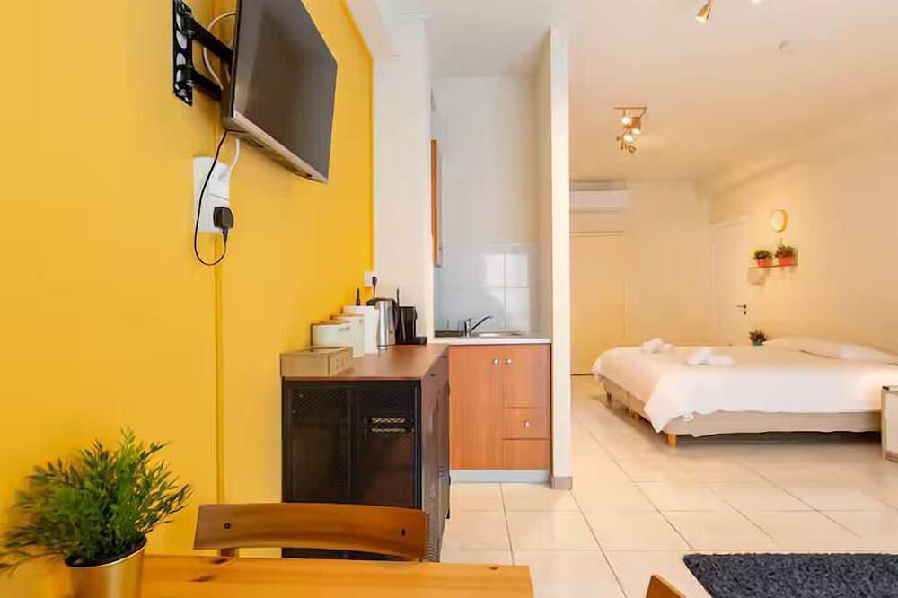 Ganze Wohnung, Charming studio with reading nook & city view in Nikosia, Südzypern