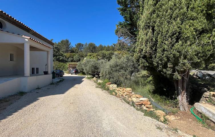 Charmantes Apartment mit einem Schlafzimmer, Pool und Terrasse in Grans in Grans, Mittelmeerküste (Frankreich)