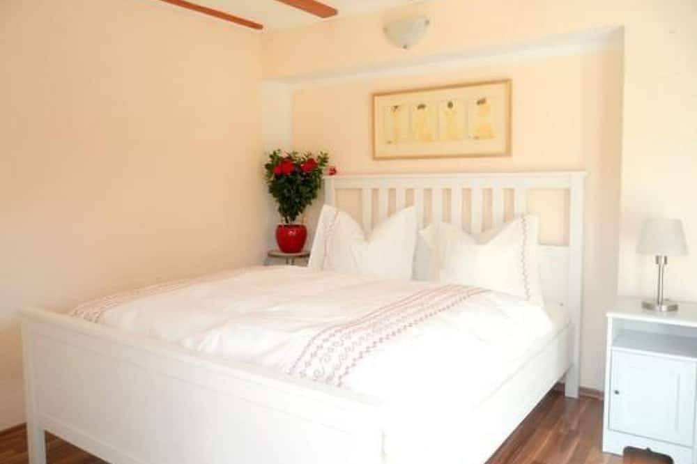 Entire apartment, Mit Blick auf das Wasser by Interhome in Bad Elster, Chemnitz (region)