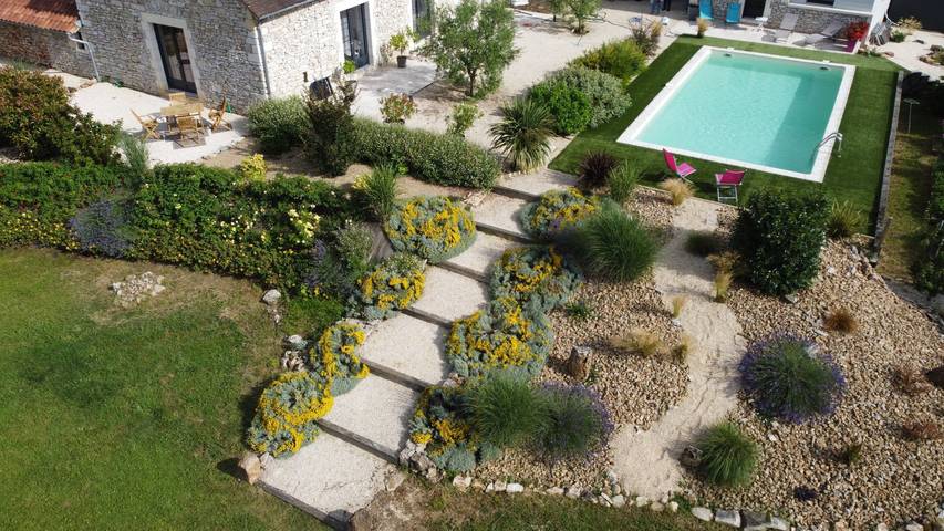 Gîte pour 5 personnes, avec piscine et jacuzzi ainsi que terrasse et jardin à Excideuil