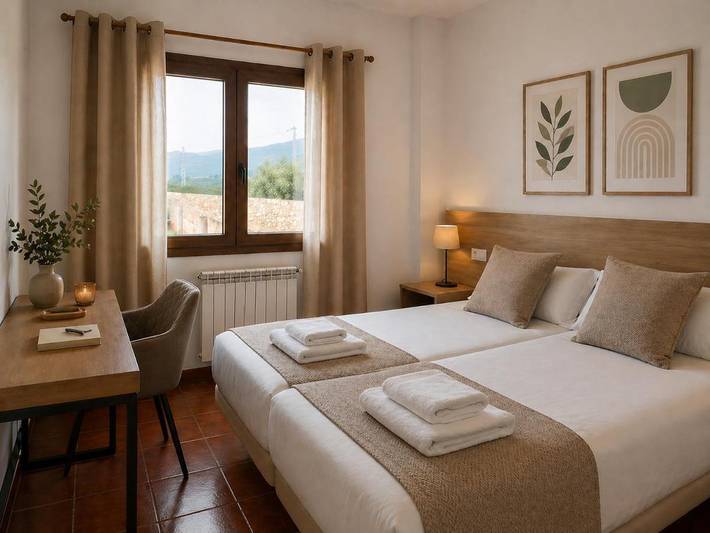 Hôtel pour 3 personnes, avec Terrasse et Jardin ainsi que Piscine et Vue à Cabanes