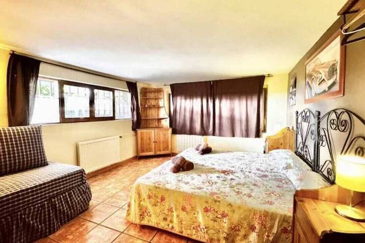 Abantos-the house in Galapagar. Apartment with direct access to the pool and lawn in Galapagar, Área Metropolitana de Madrid