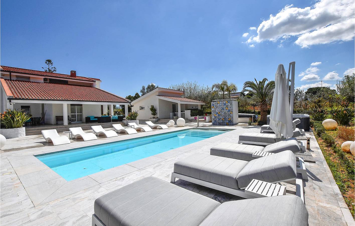 Appartement mit Poolterrasse: AC, Parkplatz & Küche, 1,5km zum Fluss in Partinico, Palermo Provinz