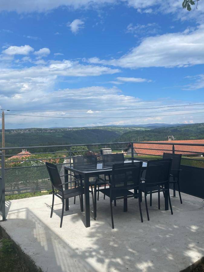 Gîte pour 6 personnes, avec Terrasse ainsi que Piscine et Vue à Saint-Maurice-de-Lignon