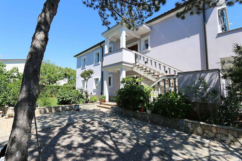 Apartamento entero, Apartamento vacacional con balcón y vista al mar in Silo (Krk), Krk (isla)