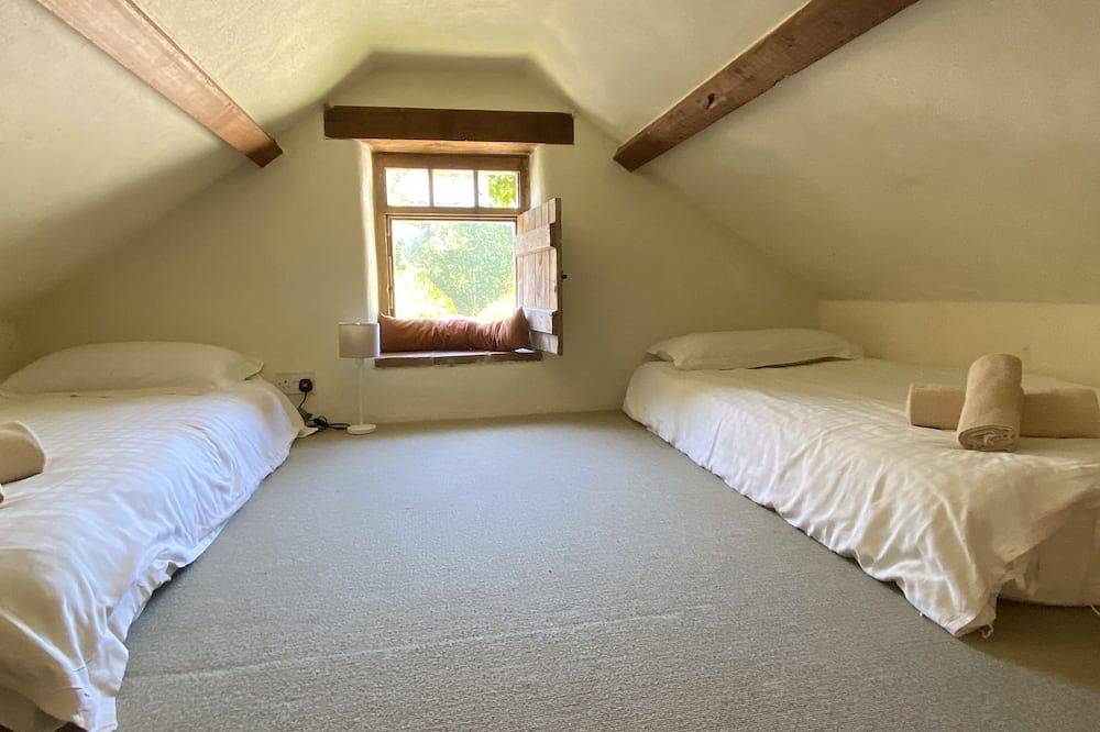 Owls Roost, charming Lakeside cottage with fishing, hot tub sleeps 2 in Cornwall