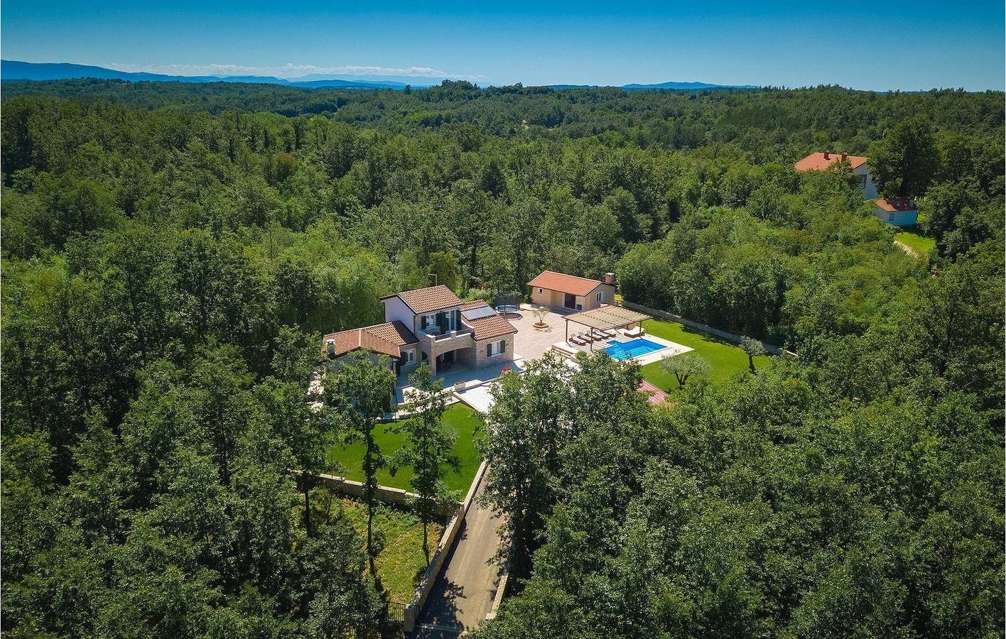 Appartement confortable de 2 chambres avec piscine, Wi-Fi et parking in Gračišće, Istrie centrale