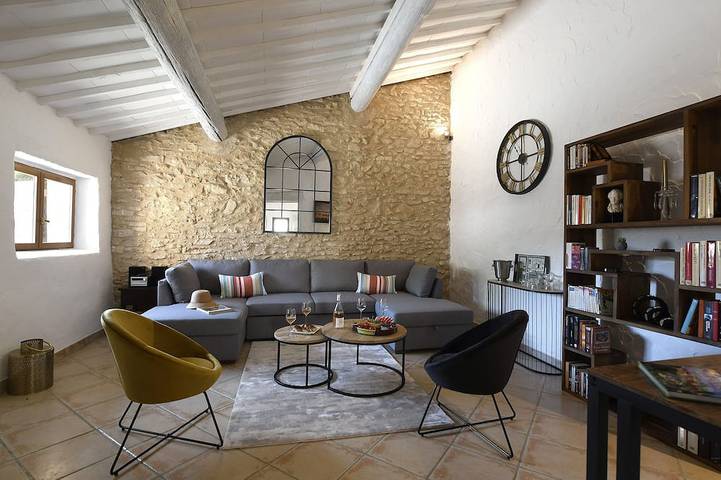 Gîte pour 4 personnes, avec Terrasse ainsi que Jardin et Piscine à Roussillon
