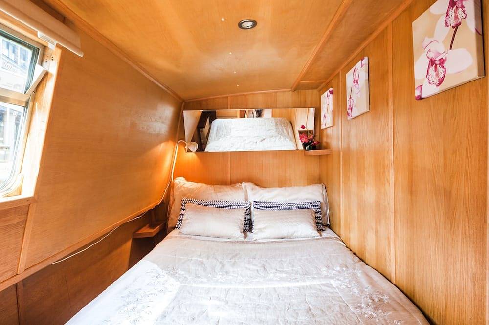 Luxury 4* Floating Houseboat in the heart of Edinburgh City Centre in Edinburgh, Edinburgh and Lothian