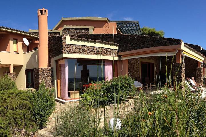 Agriturismo per 10 persone, con balcone e giardino nonché piscina, con animali domestici a Villasimius