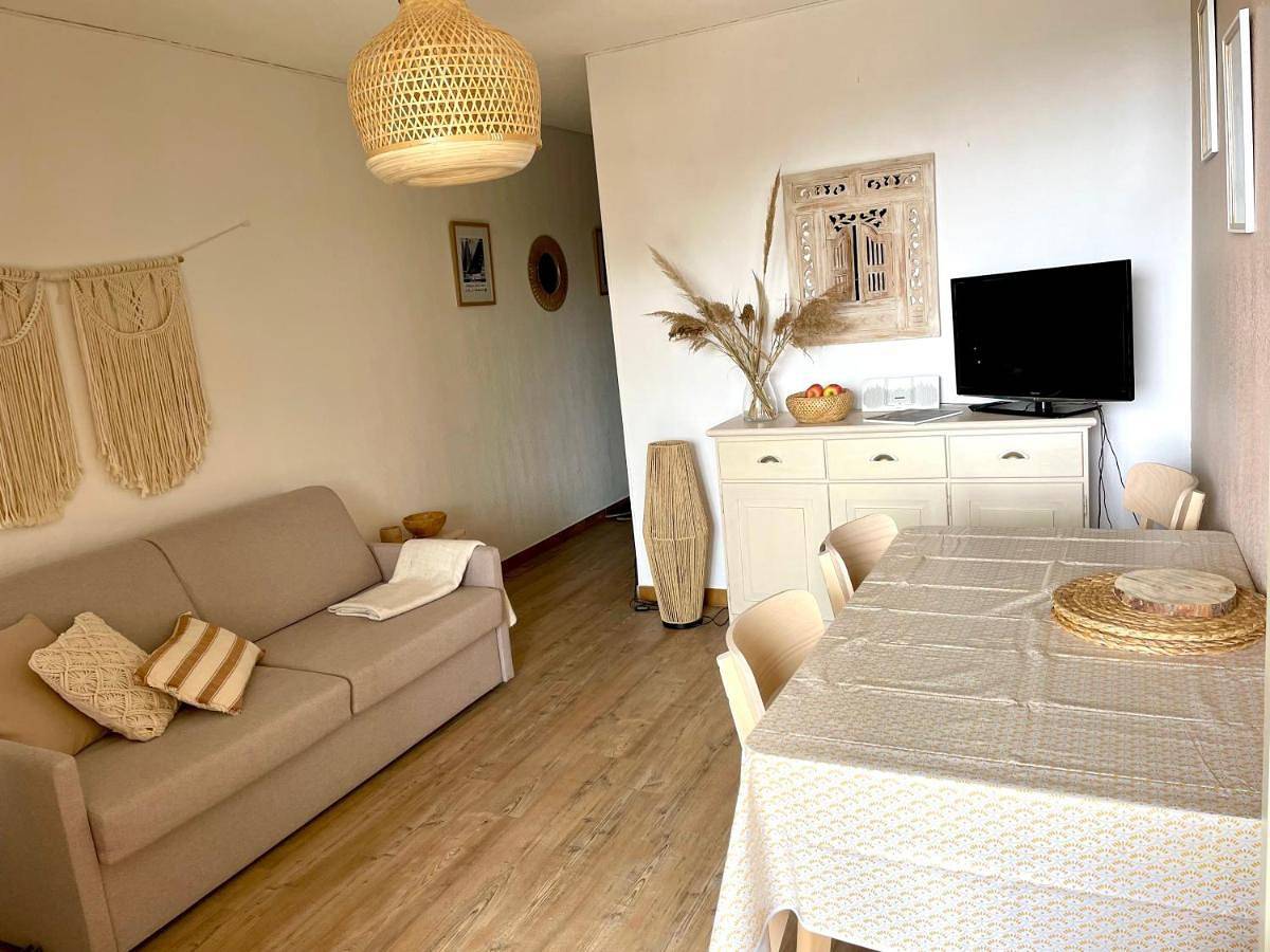 Appartement entier, Le pothuau studio 2 pièces proche plage vue mer in Hyeres, Parc national de Port-Cros