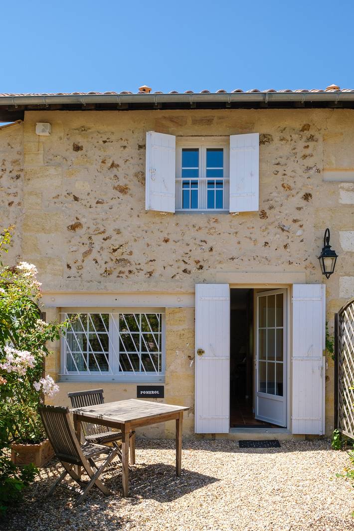 Gîte pour 4 personnes, avec piscine, adapté aux familles à Lamothe-Montravel