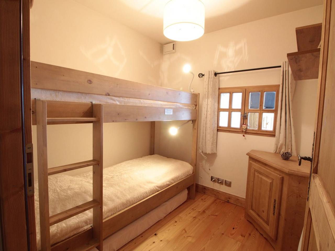 Entire apartment, Cozy 4-Room Apartment, Sleeps 8, Garage, Near Village Center & Ski Lifts in Les Carroz, Arâches-la-Frasse