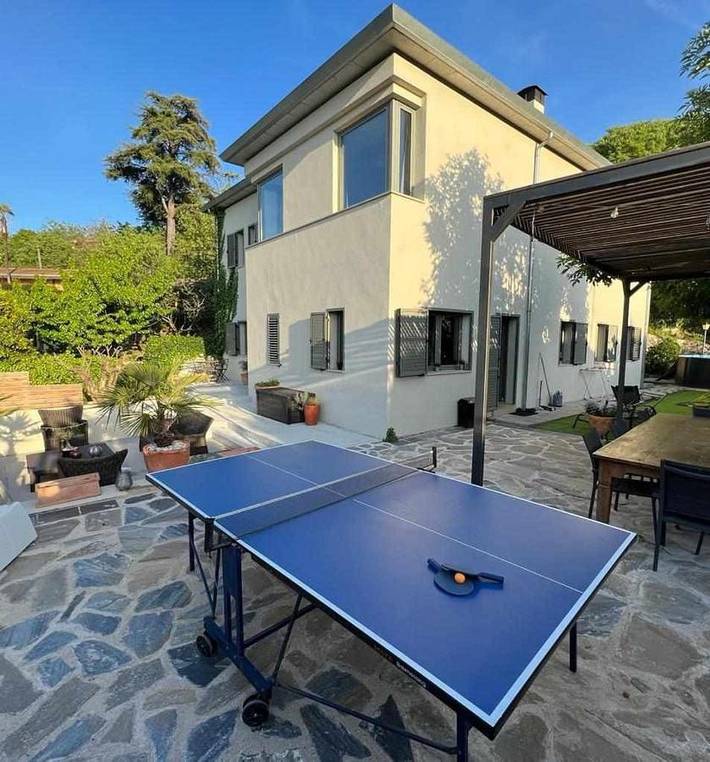 Chalet para 8 personas, con vistas y terraza además de piscina y jardín, Se admiten mascotas en Gerona