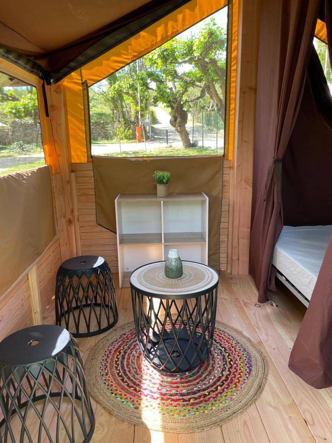 Tente pour 2 personnes, avec Terrasse ainsi que Jardin et Vue à Chauzon