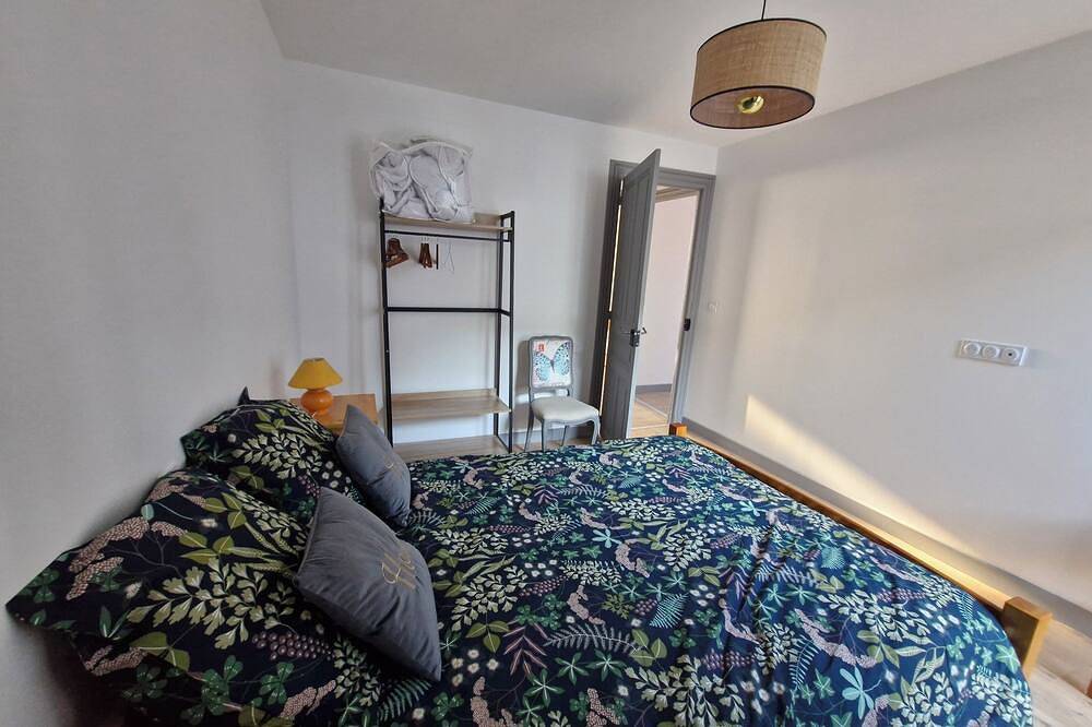 Entire apartment, Apparently modern with city center view in La Bourboule, Volcans d'Auvergne Regional Nature Park