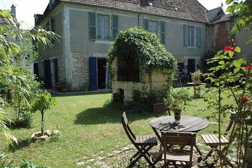 Gîte pour 4 personnes, avec jacuzzi et jardin à Cubjac