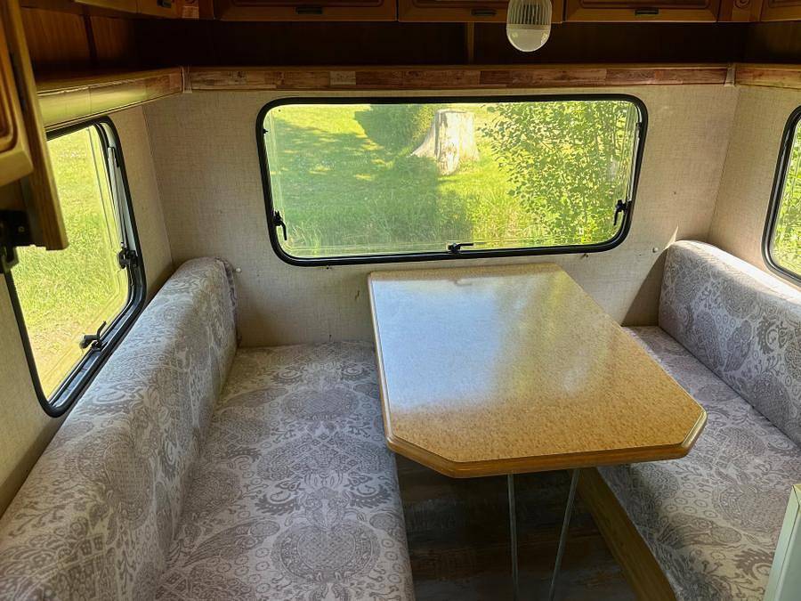 Camping Le Pontillou - Hébergement 1 personne - Insolite : Caravane Vintage + tonnelle 1/2 pers - personnes supplémentaires possible en supplément, contacter le camping in Villamblard, Périgord Pourpre