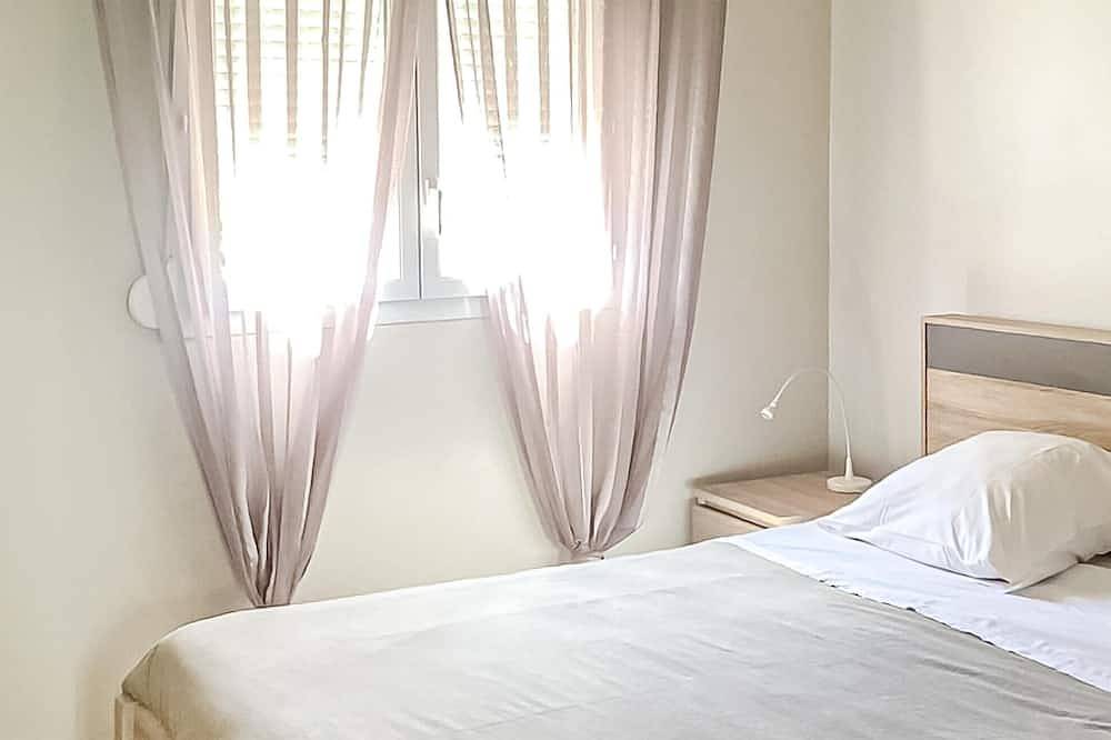 Awesome home in Aramon with outdoor swimming pool in Aramon, Nimes region