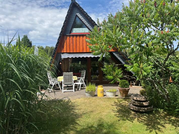 Chalet für 4 Personen, mit Terrasse und Garten sowie Pool und Seeblick in Nordrhein-Westfalen