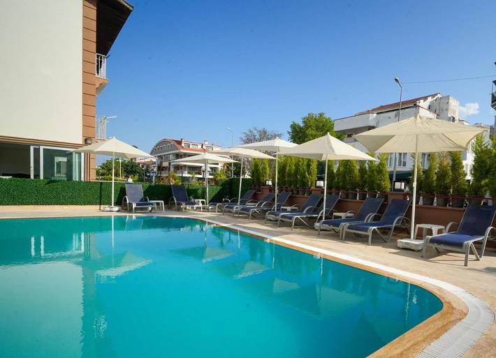 Apartmenthotel für 4 Personen, mit Ausblick und Terrasse sowie Garten und Pool - 1