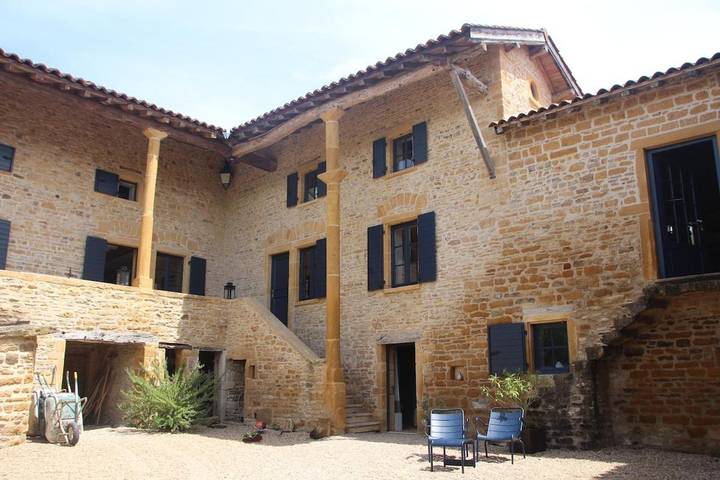 Gîte pour 3 personnes, avec piscine et vue à Bully