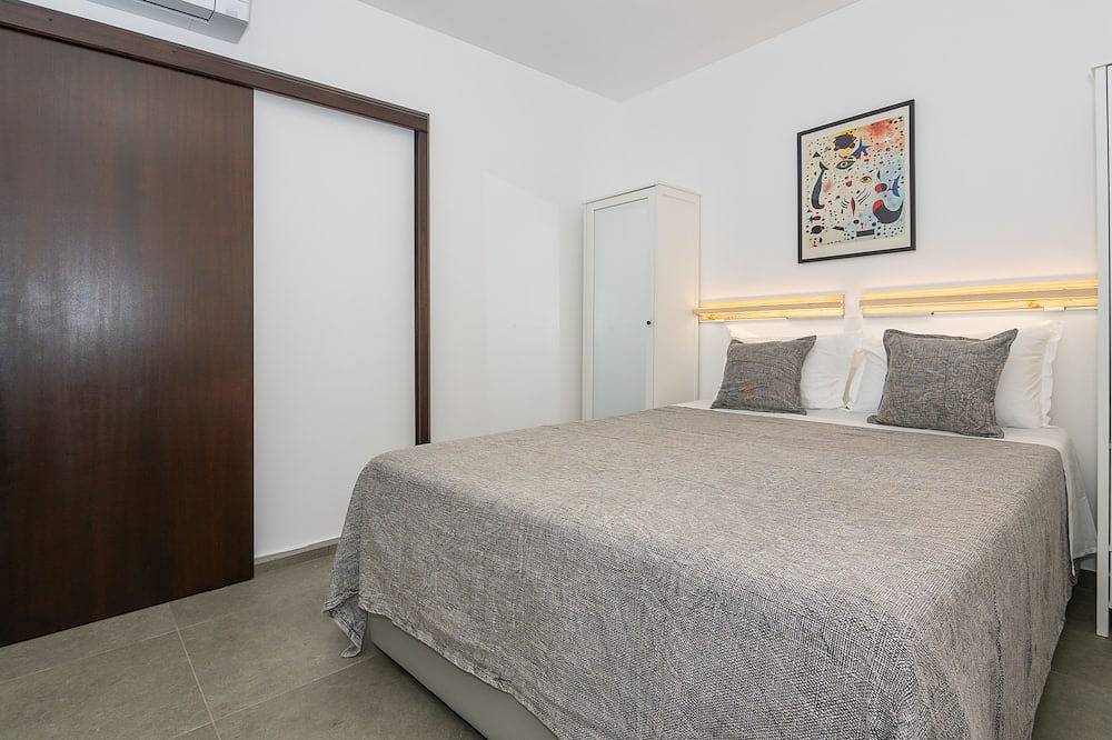 Entire apartment, Restored - communal swimming pool 100m away, beach 300m away, city center 450m. in Santa Maria, Lagos