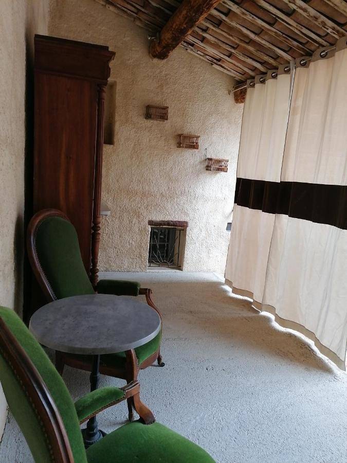 Comfort Triple Room with Shower in Caromb, Parc naturel régional du Mont-Ventoux