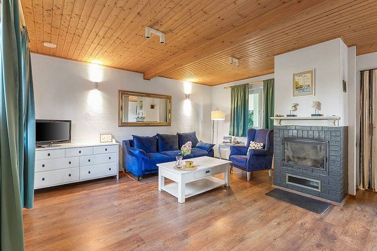 Komfortables Ferienhaus mit Kamin und Terrasse in Bobolin, Powiat Sławieński