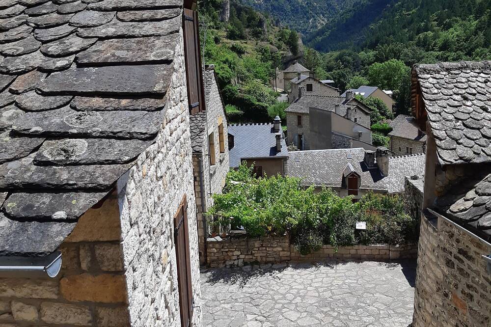 Pedestrian center, upstairs apartment and use of entire house in Gorges du Tarn Causses, Cevenas