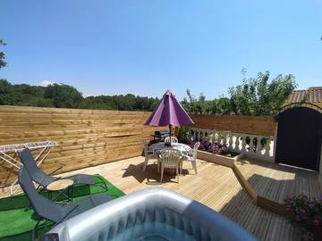 Gîte pour 4 personnes, avec terrasse et piscine à Rians