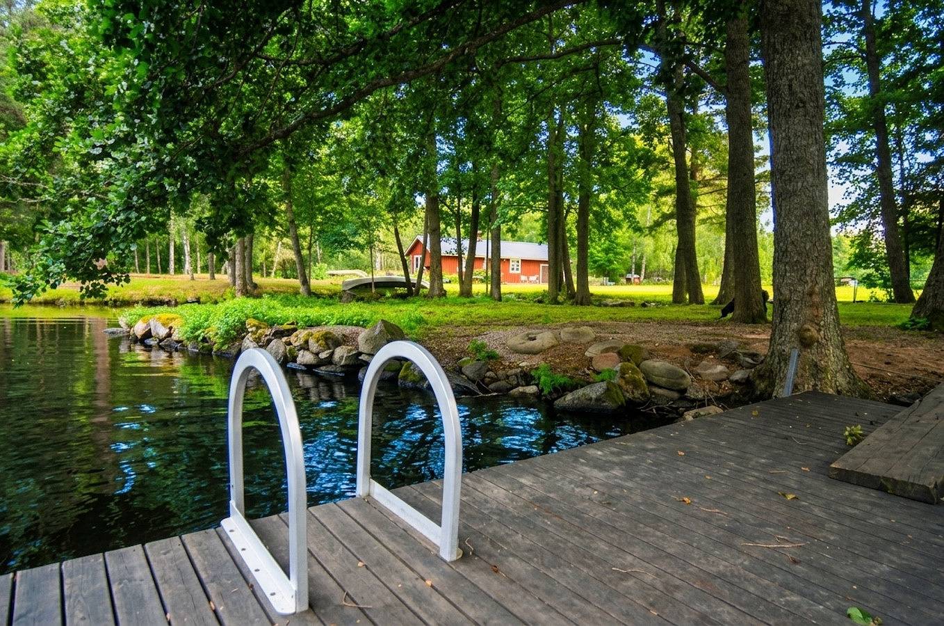 Rot-weisses Ferienhaus naturschön am Fluss Emån gelegen in Jönköpings län