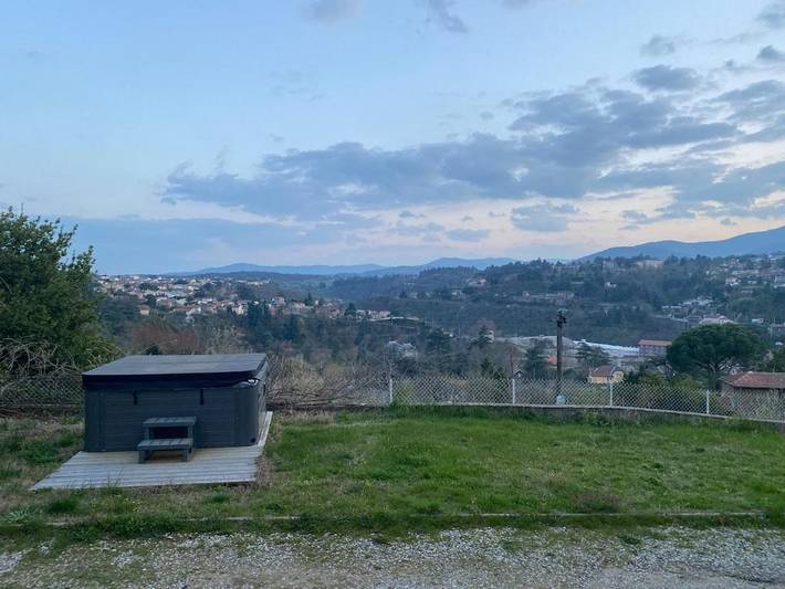 Location de vacances pour 8 personnes, avec jardin et piscine ainsi que jacuzzi et terrasse à Annonay - 3