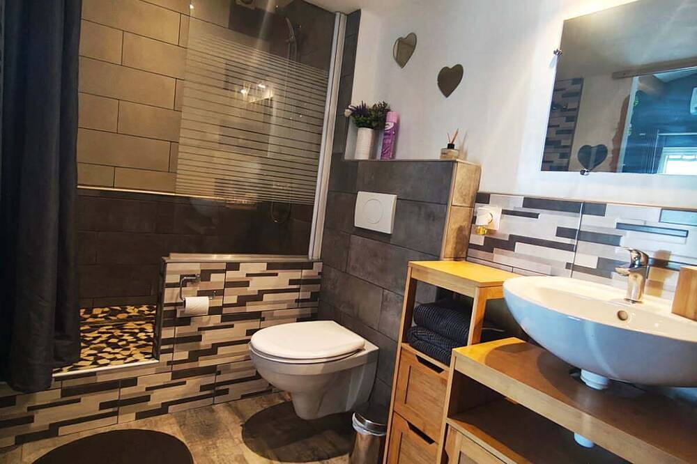 Entire apartment, Furnished Studio in Les Pennes-Mirabeau, Aix-en-Provence region