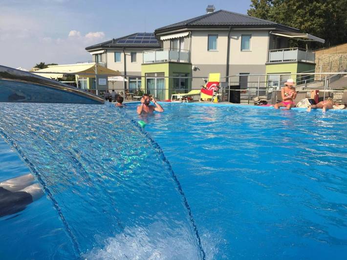 Vakantiepark voor 10 personen, with Whirlpool and Terras as well as Tuin and Zwembad in Slowakije