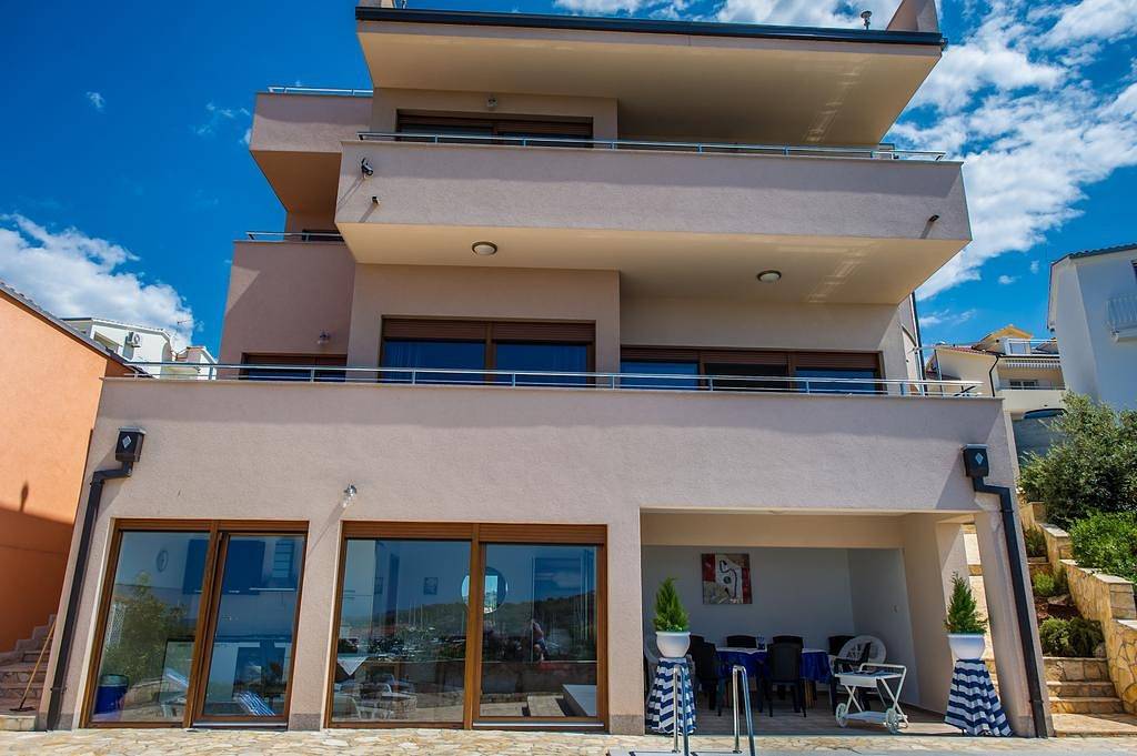 Komfortables Haus mit Terrasse und Meerblick Rogoznica K-15176 in Rogoznica, Šibenik-Knin