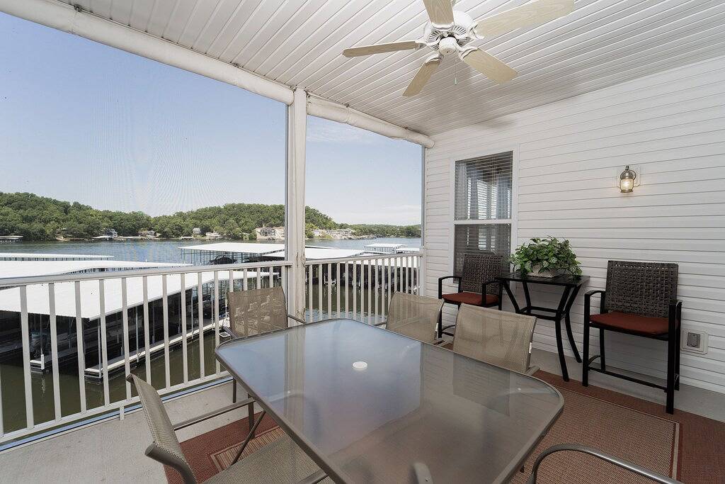 Ganze Wohnung, Newport 1 - Impressive 4 Bdrm Lakefront Condo in Lake Ozark, Lake of the Ozarks