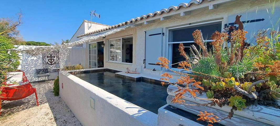 Gîte pour 4 personnes, avec vue sur le lac et terrasse ainsi que jardin et piscine