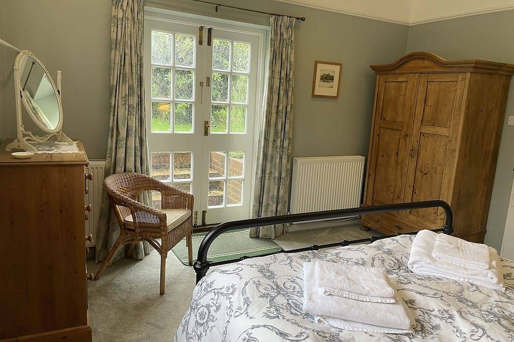 Delightful pet-friendly oast with enclosed garden on Kent/Sussex border near Rye in Ashford region