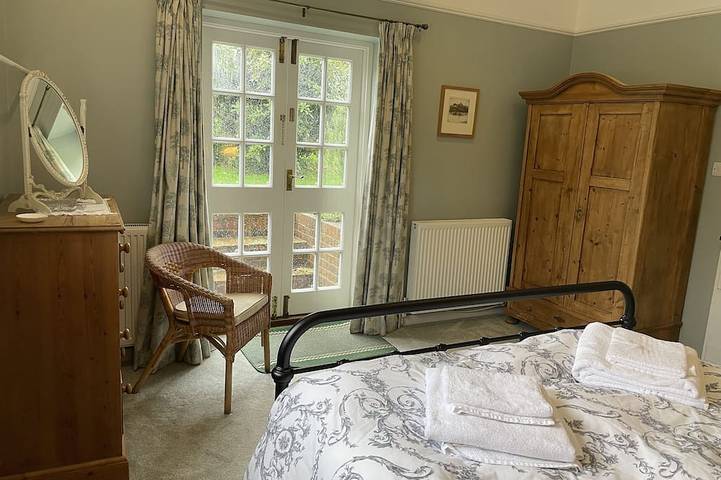 Delightful pet-friendly oast with enclosed garden on Kent/Sussex border near Rye in Ashford region