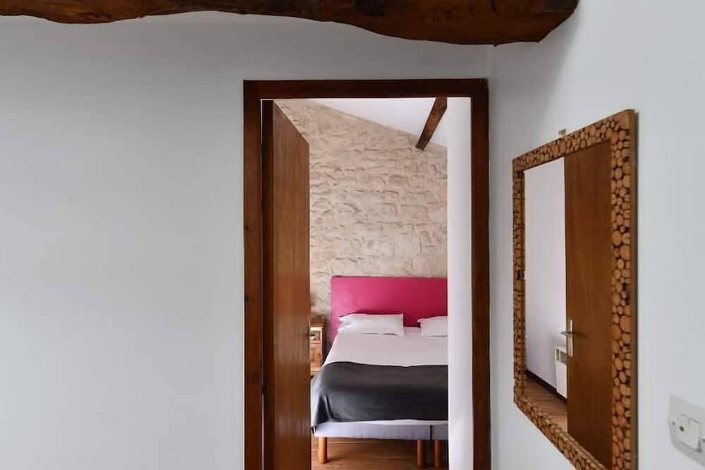 Apartamento entero, House 2 sleeps 8 3 bedrooms 1 bathroom in Ternant (Charente-Maritime), Saint-Jean-d'Angély region