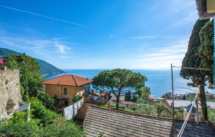 Cozy 2-Bedroom Apartment with Terrace, Near Beach & Amenities in Camogli, Riviera di Levante