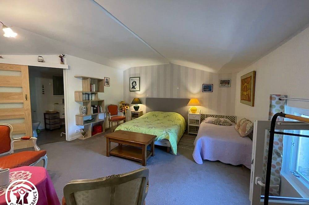 Charmant Gîte à Beaufou avec Terrasse Privée in Beaufou, Vallée de la Loire