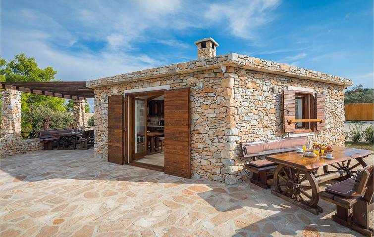 Apartment am Meer mit Pool, Terrasse und moderner Ausstattung – 2 km vom Strand entfernt in Povlja, Brac