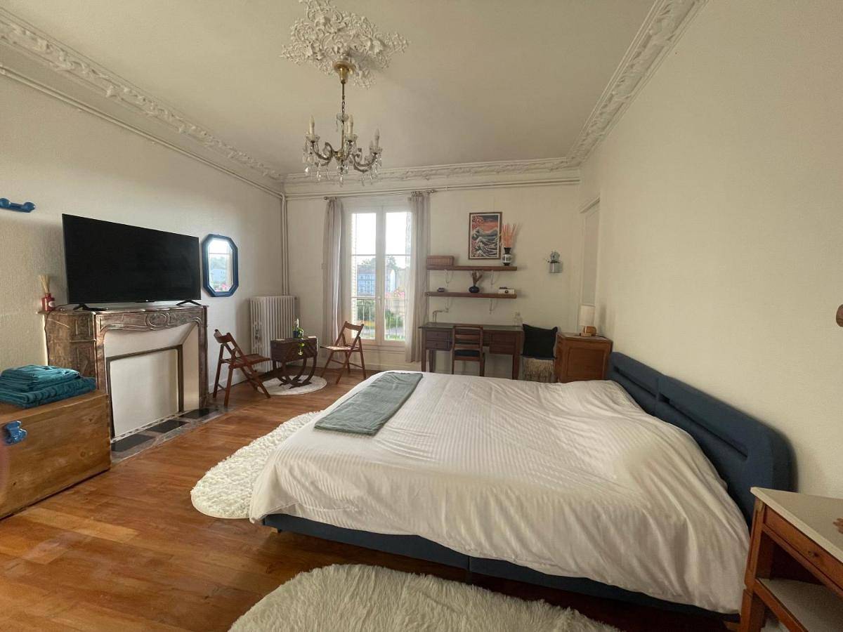 Appartement de vacances entier, Chambre paisible face aux thermes-ch1- Check après 16h30 in Contrexéville, Neufchâteau