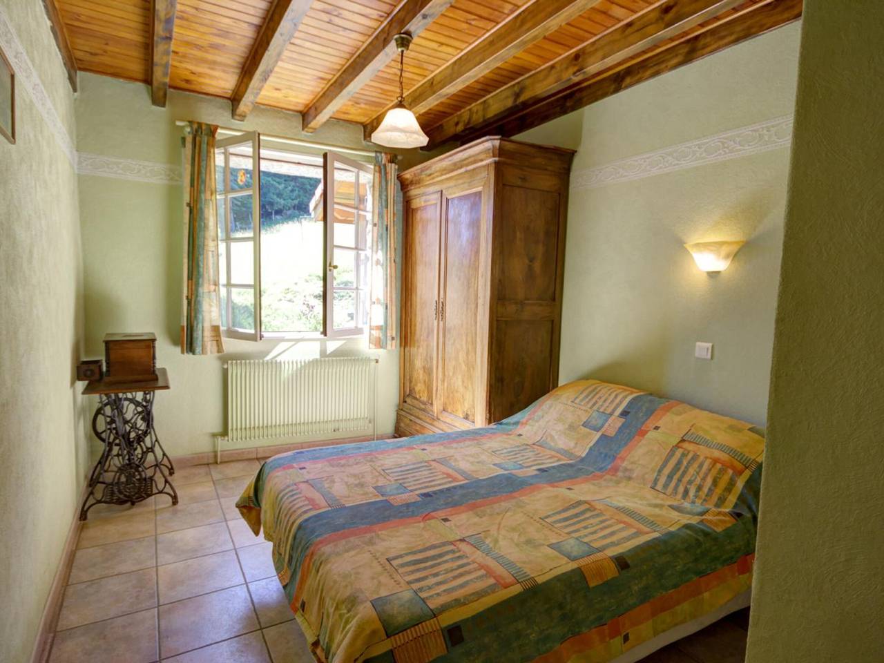 Gîte spacieux avec cheminée et terrasse en forêt, animaux acceptés in La Versanne, Parc Naturel Régional du Pilat